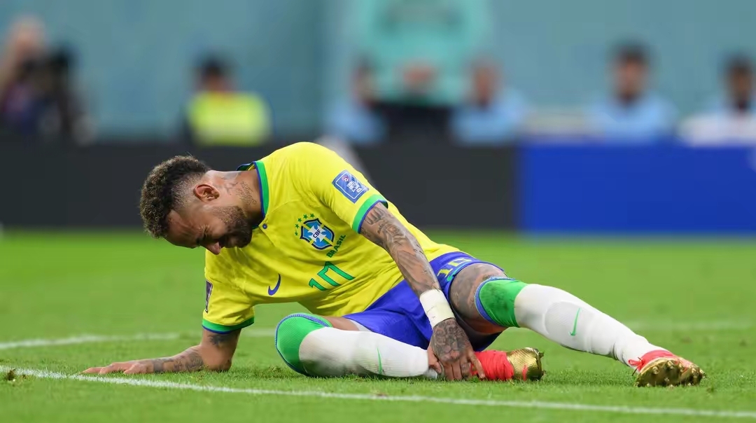 内马尔受伤,巴黎对尤文图斯之战存疑的简单介绍 内马尔受伤,巴黎对尤文图斯之战存疑的简单介绍