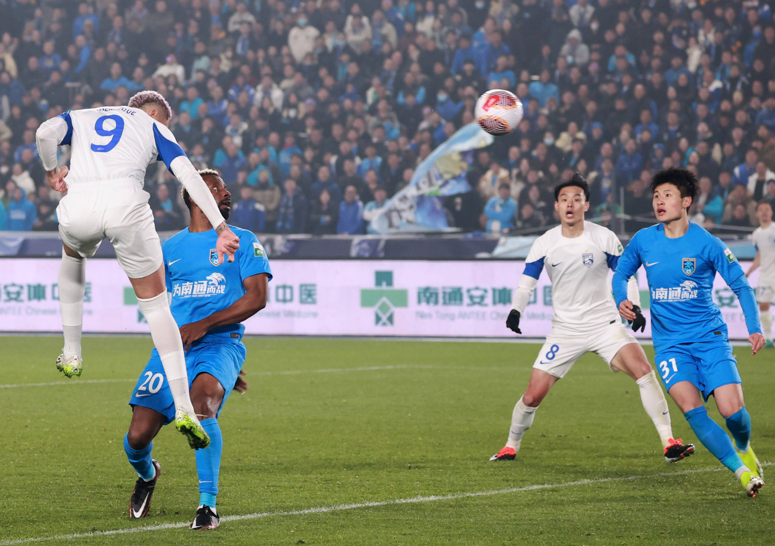 1xBit体育馆-国内足球职业联赛赛场，争议丛生火花四溅!的简单介绍