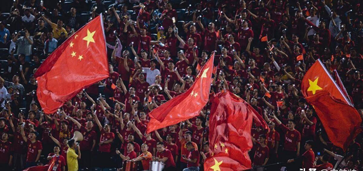 国内足球职业联赛赛场，争议丛生火花四溅!的简单介绍