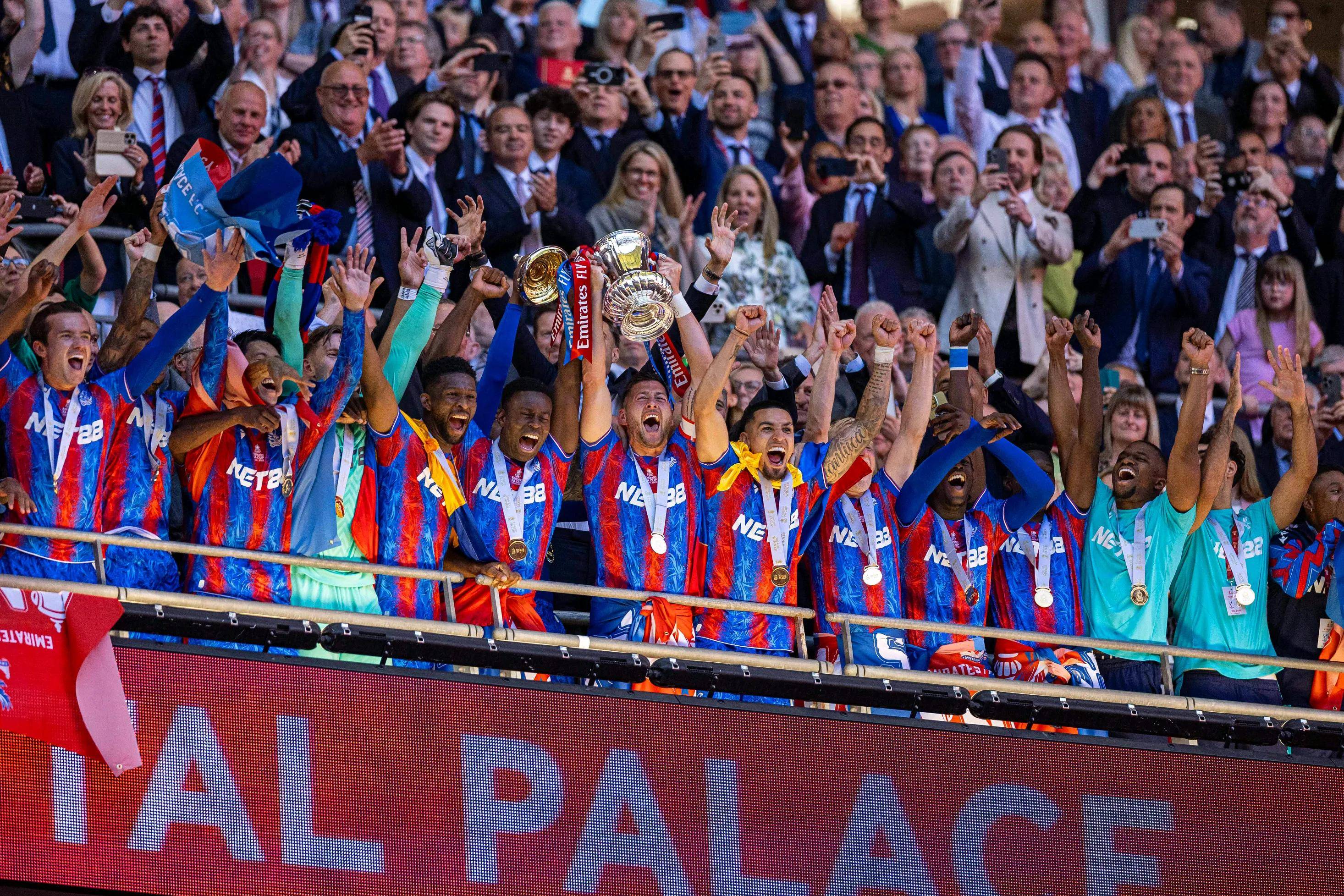 1xBit体育在线-全球各地人们都沉浸在足球比赛的狂热中