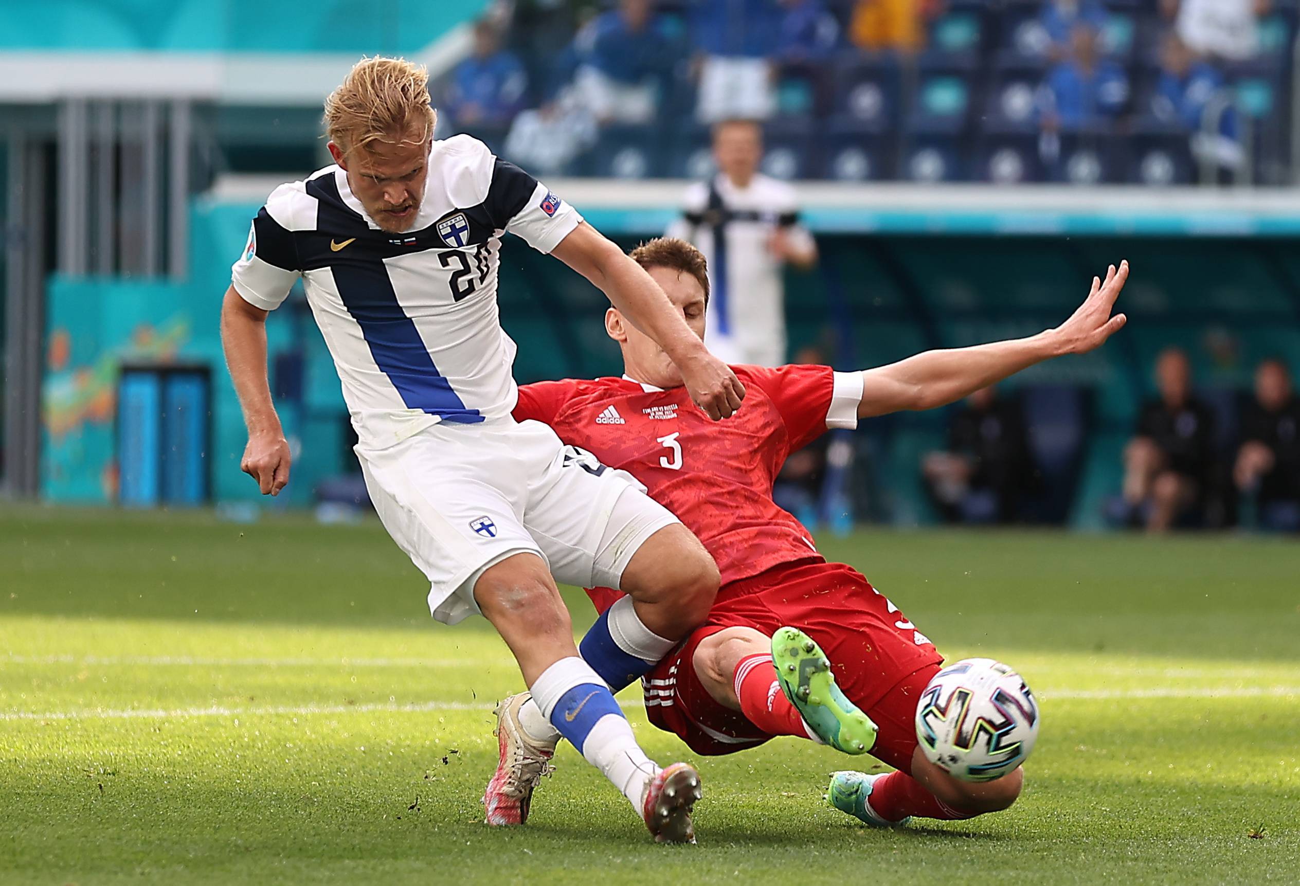 全球各地人们都沉浸在足球比赛的狂热中