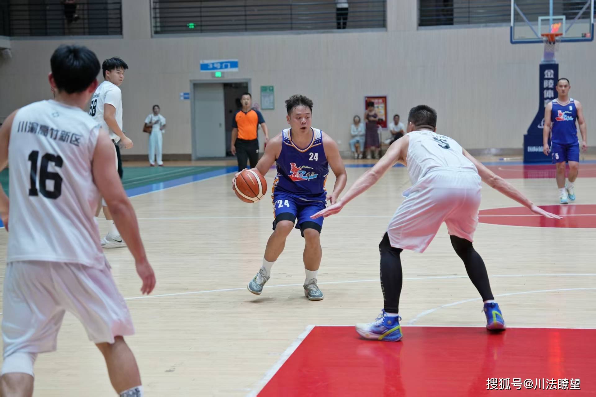 比赛中球员们发挥出色,向观众展示激烈竞争 比赛中球员们发挥出色,向观众展示激烈竞争