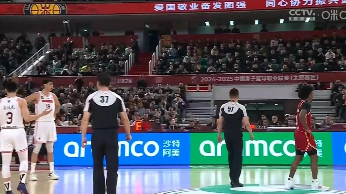1xBit体育培训-关于疑似犯规事件引发球迷争议，篮球联赛裁判受质疑的信息