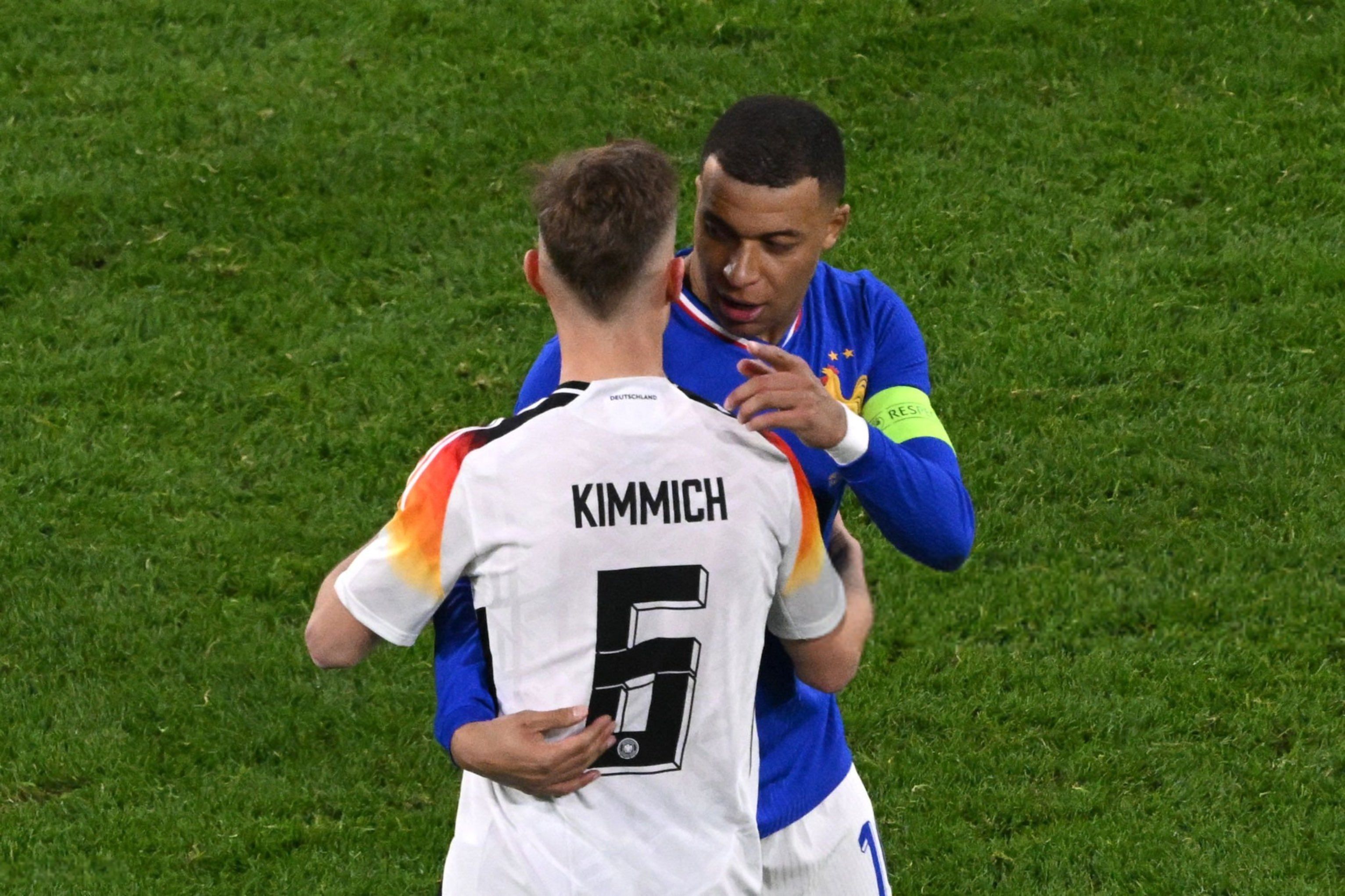 法国后卫伤愈复出国际友谊赛