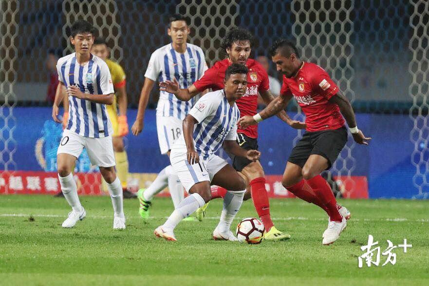 关于恒大客场战胜广州富力，稳坐榜首位置的信息