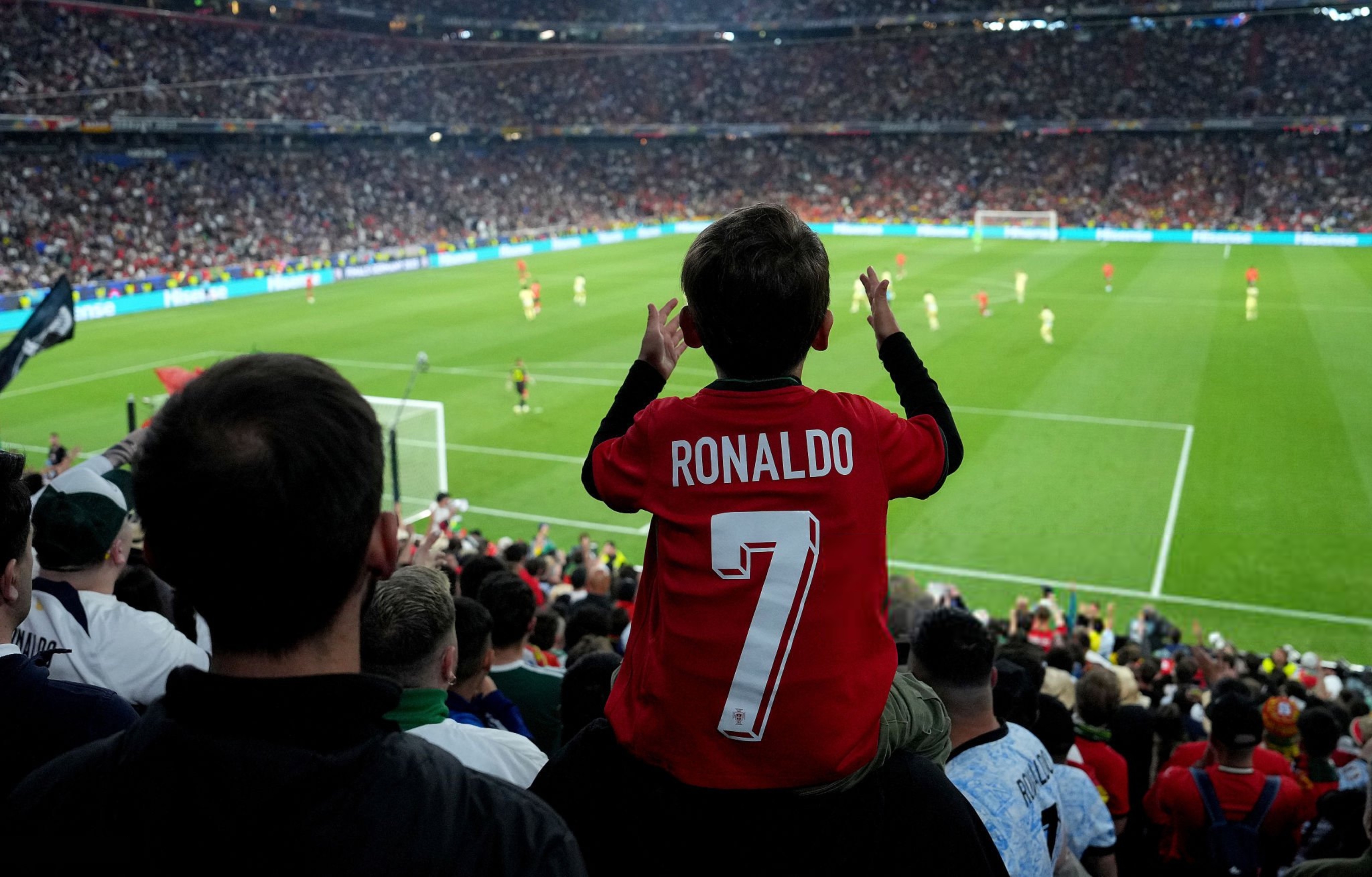 关于葡萄牙天王亮相！亚洲足球比赛掀起狂潮的信息