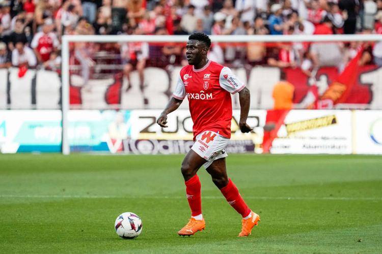 亚眠队在比赛中遭遇挑战,最终力克对手 亚眠队在比赛中遭遇挑战,最终力克对手