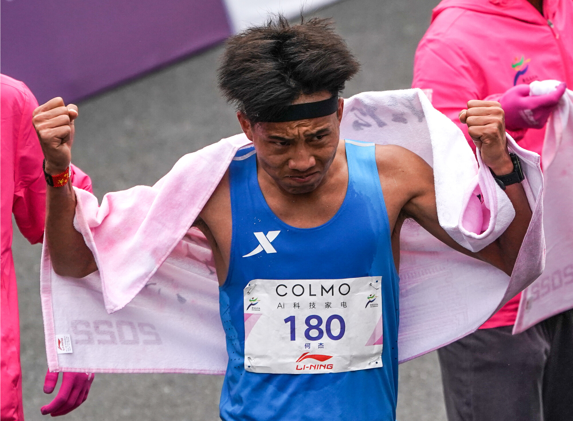 墨西哥游泳选手创造佳绩，引人注目