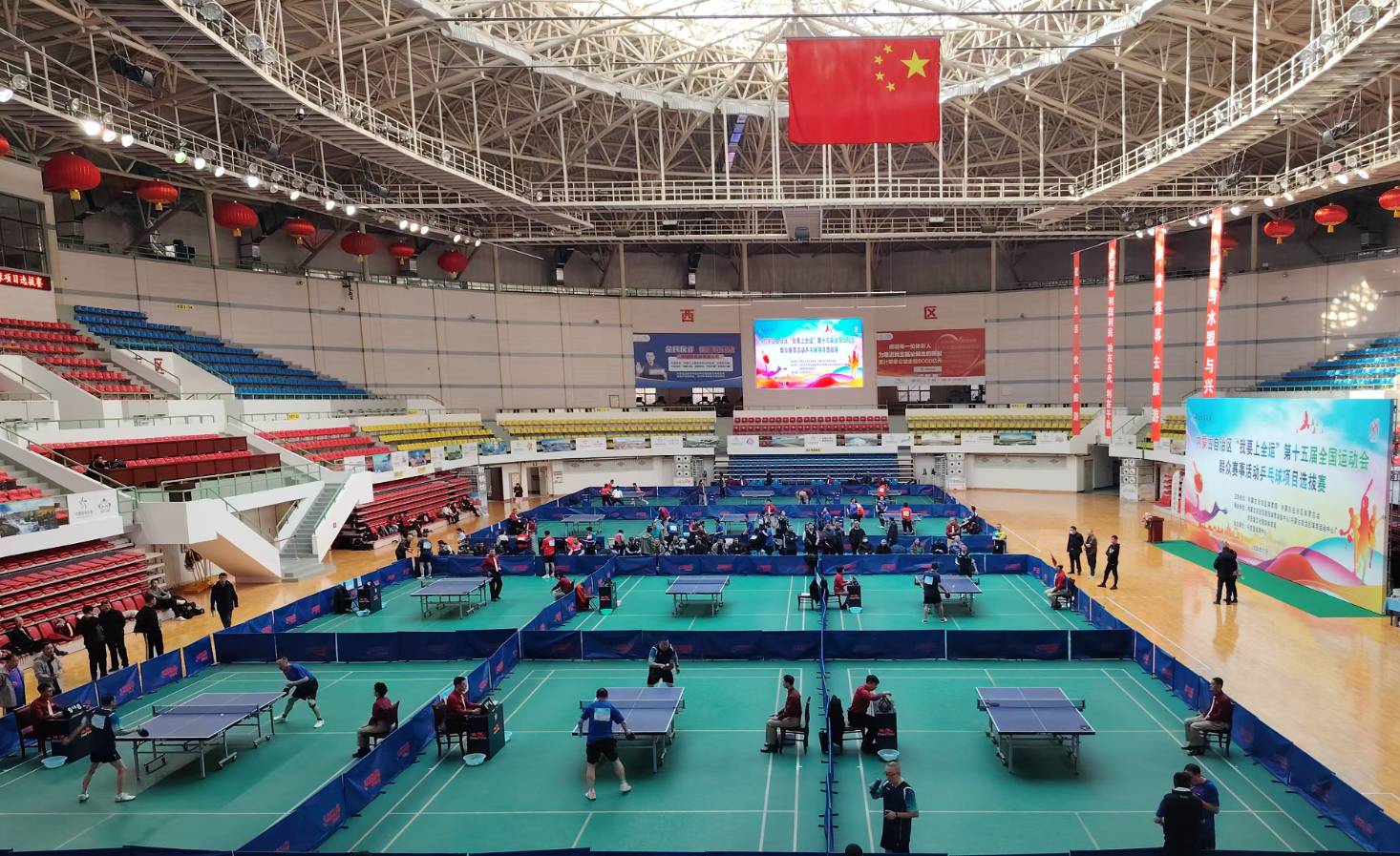 观众热情高涨，比赛气氛热烈不断