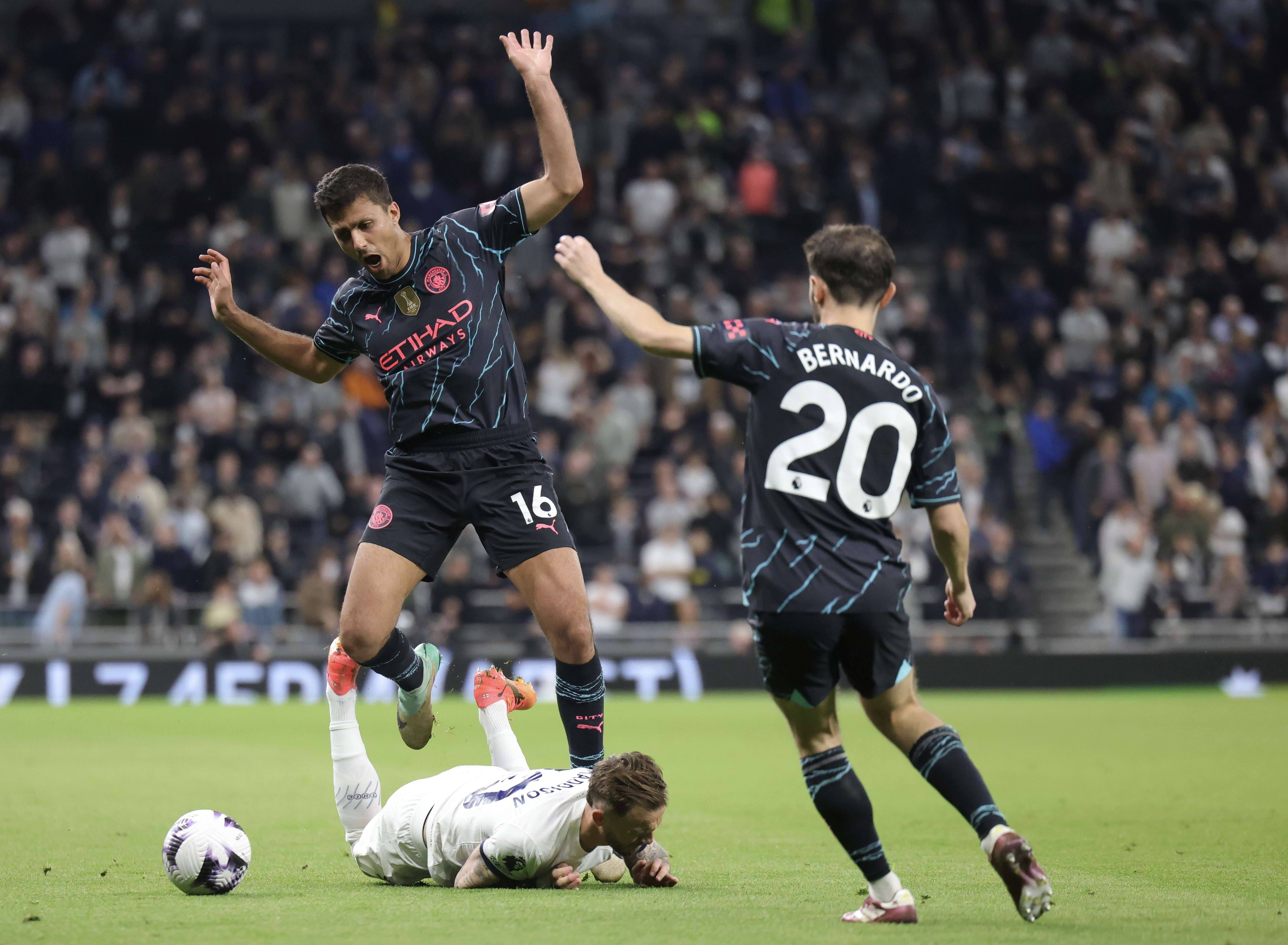 曼联队在英超比赛中击败热刺队 曼联队在英超比赛中击败热刺队