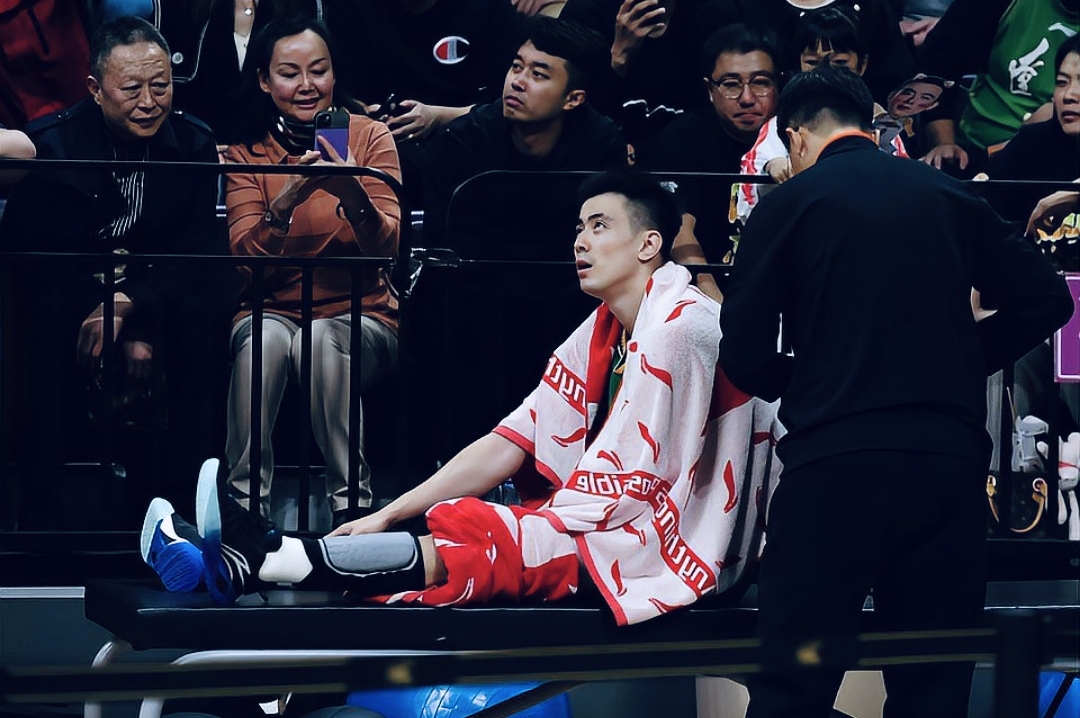 关于杨明在比赛中不幸受伤，球队面临重大挑战的信息