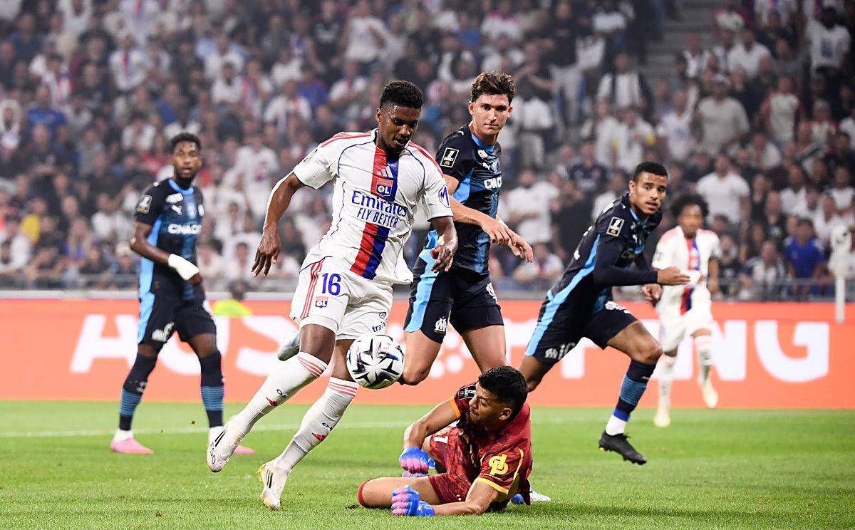 关于巴黎圣日耳曼主场胜中游球队，领跑榜首的信息