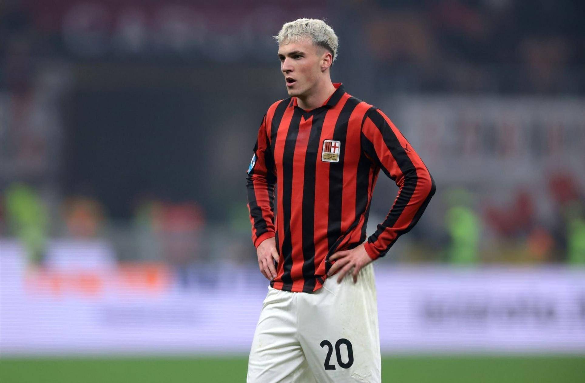 AC米兰球队签下新后卫，加强后防实力的简单介绍