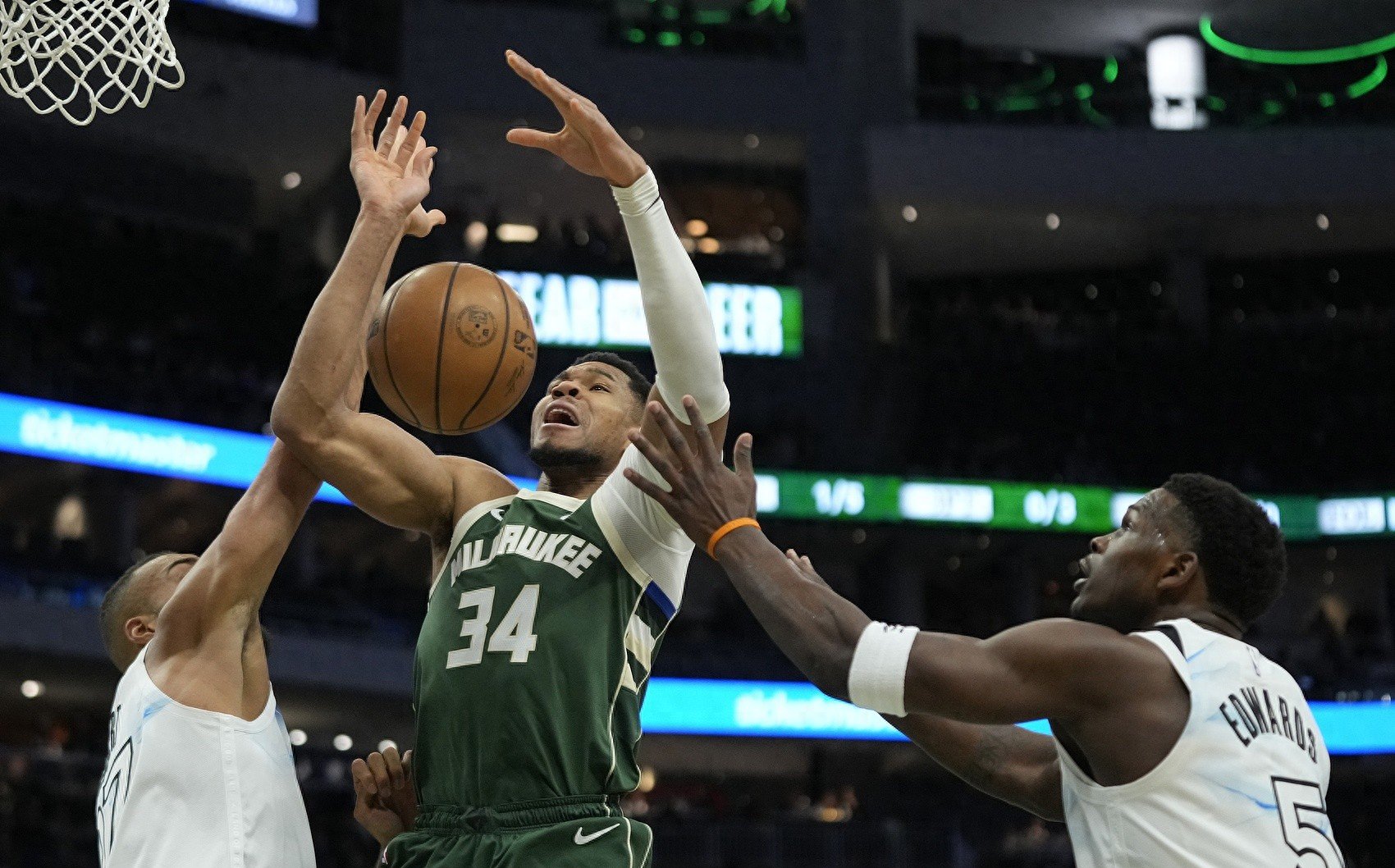 雄鹿逆转太阳,取得连胜 雄鹿逆转太阳,取得连胜